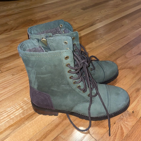 Women’s UGG combat boots - Picture 2 of 4